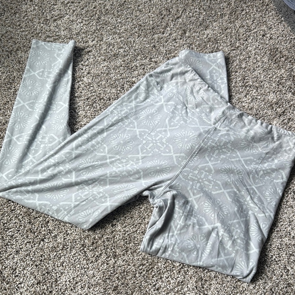 LuLaRoe Light Gray Leggings